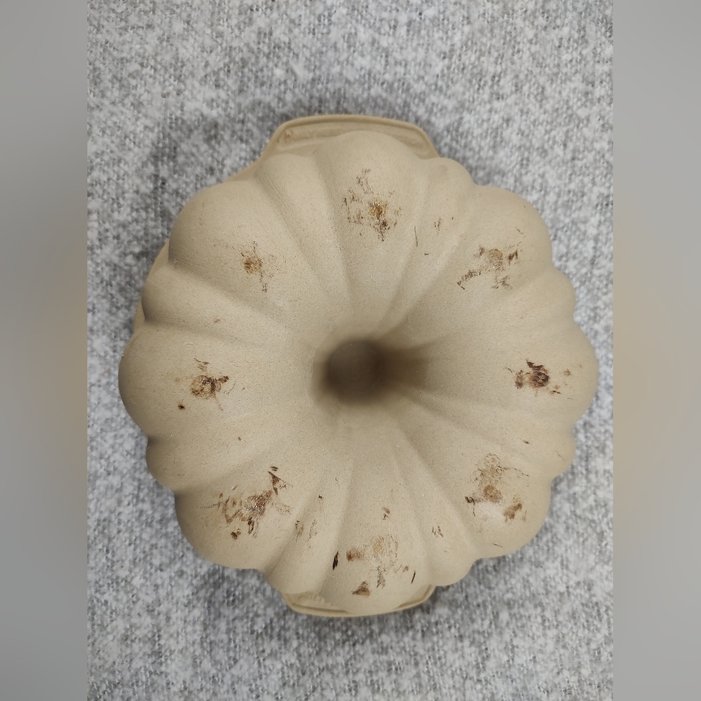 The Pampered Chef Beige Bundt Cake Pan Bake Mold Stone - Picture 5 of 6